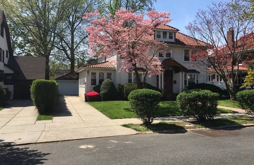 Murray Hill Casa | Lots of lights private room walking to LIRR & shops & Quiet neighborhoods