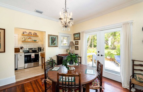 Melbourne Casa | Lotus · Oriental Charm near Downtown and River