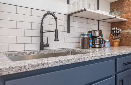 Lexington Apartamento | Loudon's Whimsical Apartment/ Walk to Greyline