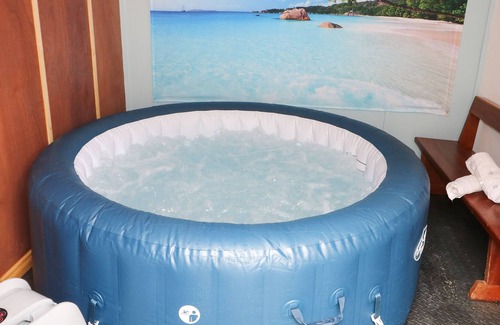 Magherafelt Casa | LOUGH NEAGH COTTAGE, pet friendly, with hot tub in Moneymore