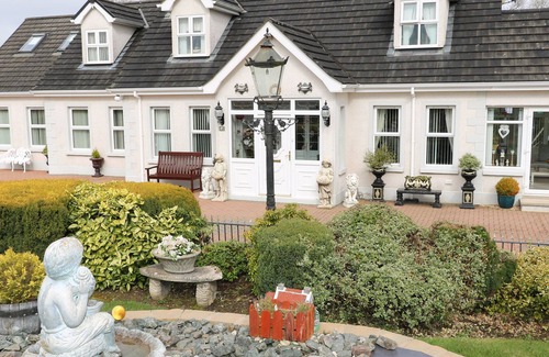 Magherafelt Casa | LOUGH NEAGH COTTAGE, pet friendly, with hot tub in Moneymore