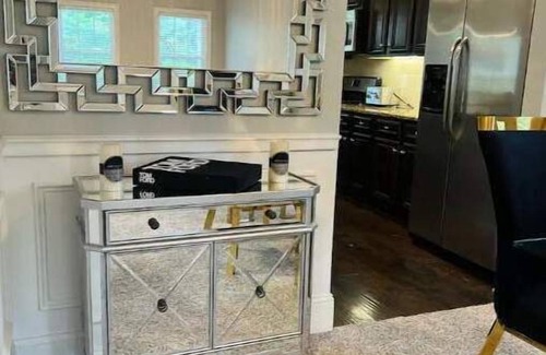 Cliftondale Casa | Louie V Glam & Spacious