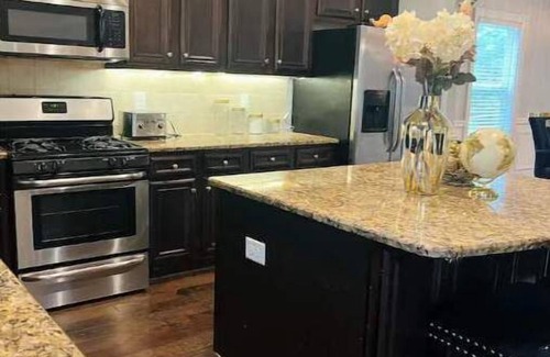 Cliftondale Casa | Louie V Glam & Spacious