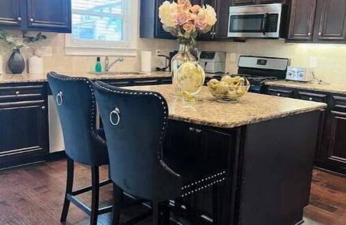 Cliftondale Casa | Louie V Glam & Spacious