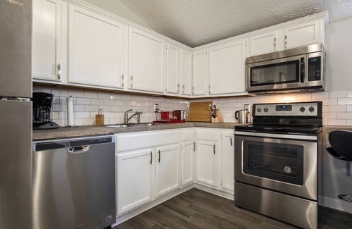 Merriwether Casa | Louisville Dream House 4BR/2BA by CozySuites