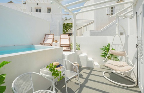 Perissa Apartamento | Loukas & Emma "Studio with hot tub"