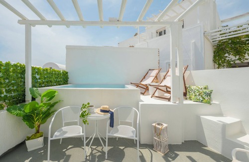 Perissa Apartamento | Loukas & Emma "Studio with hot tub"