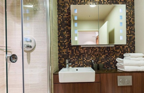 Bridge Casa | Lovat Lane Love Nest