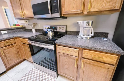 Port Saint Lucie Casa | Love Islander's Retreat - Sleeps 14 with Pool & Game Room