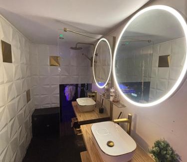 Goussainville Casa | Love Room élégante spa privatif et extérieur cosy