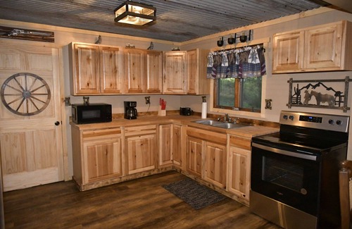 Leeper Cabina | Love to hike, kayak or just relax? Bring your friends, family, and dogs!
