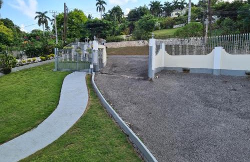 IronShore Estates Apartamento | Lovely 1-Bed in Montego Bay-Rose View Apartment