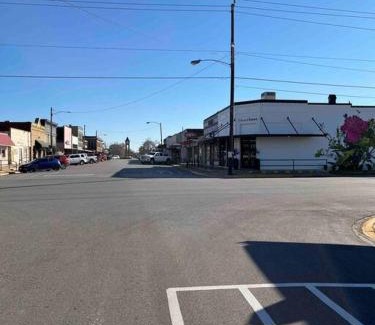 Sealy Apartamento | Lovely 1 bed unit in center of Sealy, walk to shop