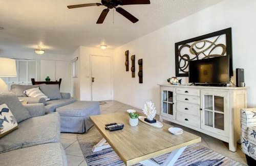 New Smyrna Beach Apartamento | Lovely 1 bedroom 1 bath condo located within walking distance to car free beach. SC158