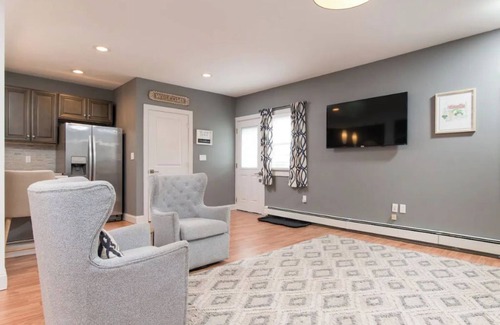 Wilmington Apartamento | Lovely 1-bedroom apt, nobody above, below+ parking