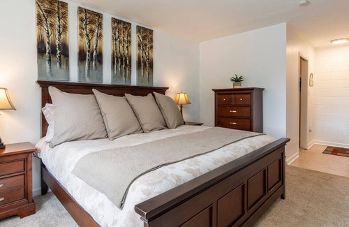 Northeast Reno Condominio | Lovely 1-bedroom condo with spectacular view pool