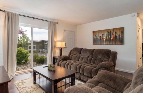 Northeast Reno Condominio | Lovely 1-bedroom condo with spectacular view pool