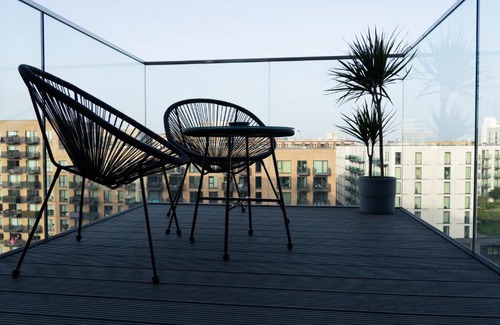 Docklands Apartamento | Lovely 1-Bedroom Condo with River & City view.