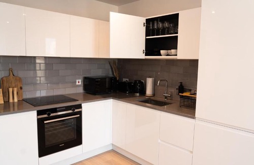 Docklands Apartamento | Lovely 1-Bedroom Condo with River & City view.