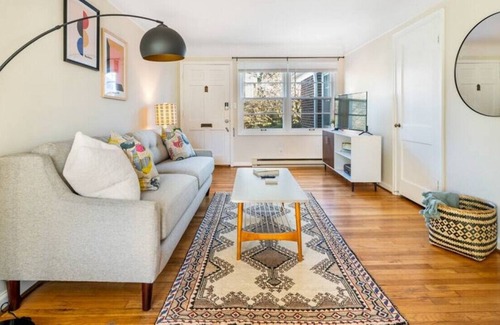 Richmond Apartamento | Lovely 1-Bedroom in plex - Walk to Everywhere!