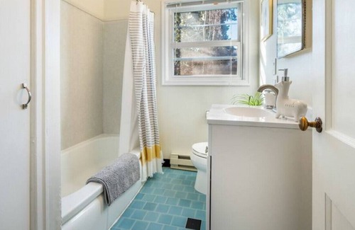 Richmond Apartamento | Lovely 1-Bedroom in plex - Walk to Everywhere!
