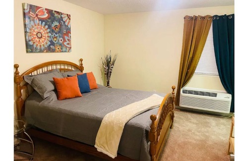Greensboro Casa | Lovely 1 bedroom unit w/indoor Fireplace - GSO