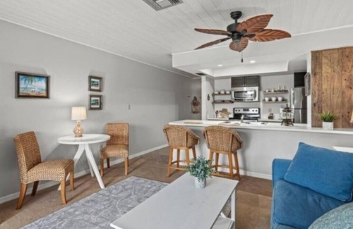 Captains Cove Condominio | Lovely 1-Bedroom Vacation Home with Pool & Dock