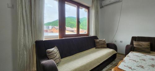 Pejë Apartamento | Lovely 1 bedroom within walking distance, views