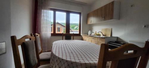 Pejë Apartamento | Lovely 1 bedroom within walking distance, views