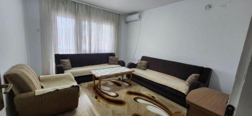 Pejë Apartamento | Lovely 1 bedroom within walking distance, views