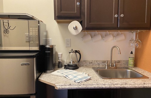Corrales Apartamento | Lovely 1 br, sitting room and kitchenette on an acre. Visiting for the holidays?