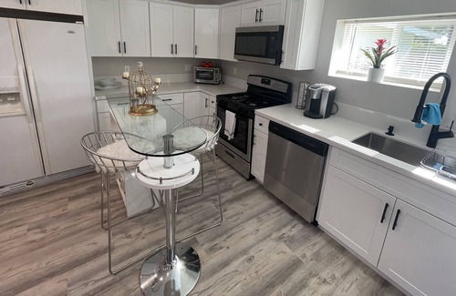 West Hills Casa | Lovely 1BDRM Home in West Hills
