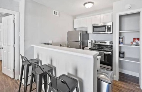 Vickery Meadow Apartamento | Lovely 1BR Apt Fully Equipped Kitchen