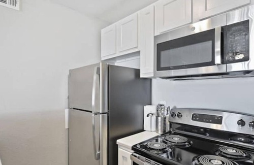 Vickery Meadow Apartamento | Lovely 1BR Apt Fully Equipped Kitchen