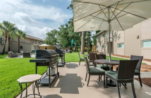 Jekyll Island Casa | Lovely 1BR Suite at the Heart of Jekyll Island Adventures | Onsite Pool, Parking