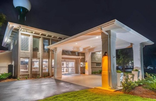 Jekyll Island Casa | Lovely 1BR Suite at the Heart of Jekyll Island Adventures | Onsite Pool, Parking