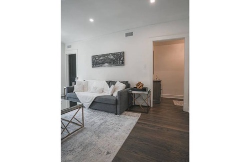 Irving Park Apartamento | Lovely 2 BDR, 3 min walk to train for Downtown/ORD