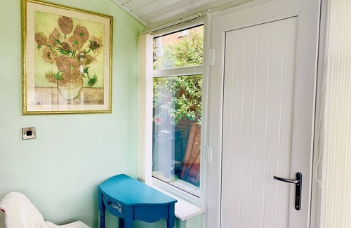Leeds Casa | Lovely 2-bed House in Bramley With Field View