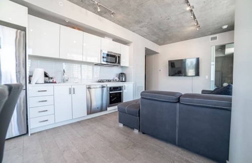 Connaught Condominio | lovely 2 bed with 2 bath condo in downtown