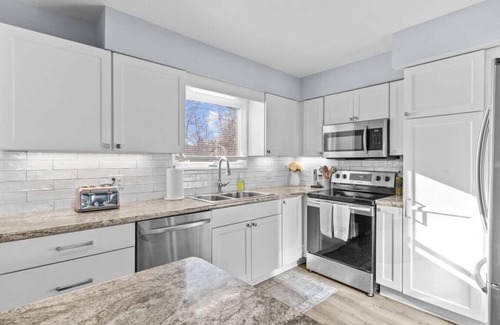 South Burlington Apartamento | Lovely 2-Bedroom Condo, Close to Burlington/Airport!