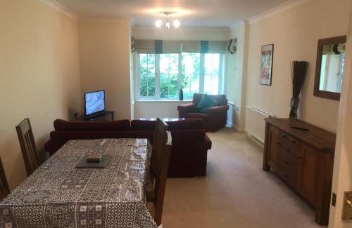 Basingstoke Apartamento | Lovely 2 bedroom 2 baths flat with free parking