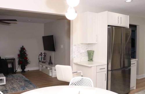 Des Plaines Apartamento | Lovely 2 - Bedroom apartment with free parking