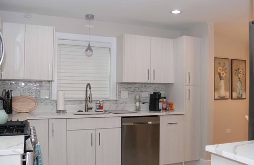 Des Plaines Apartamento | Lovely 2 - Bedroom apartment with free parking