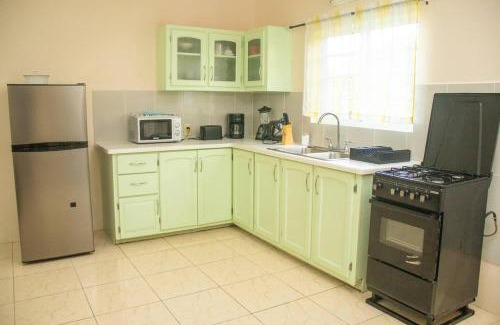 Saint John Parish Apartamento | Lovely 2-Bedroom Apt Sleeps 3 Warm & Cosy