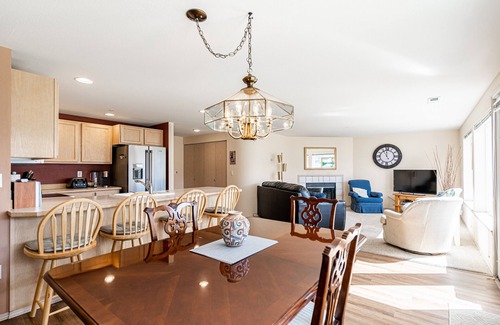 Chelan Condominio | Lovely 2-bedroom condo in Chelan, close to town with mountain views