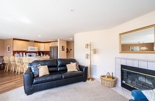 Chelan Condominio | Lovely 2-bedroom condo in Chelan, close to town with mountain views