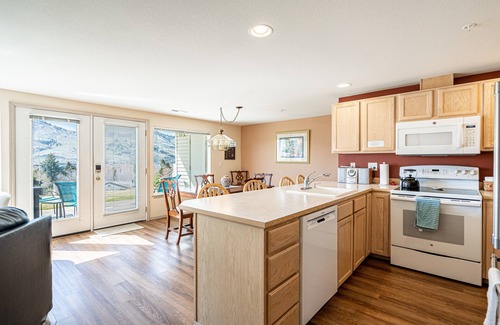 Chelan Condominio | Lovely 2-bedroom condo in Chelan, close to town with mountain views