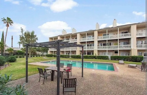 Taylor Lake Village Condominio | Lovely 2 Bedroom condo with marina view and pool