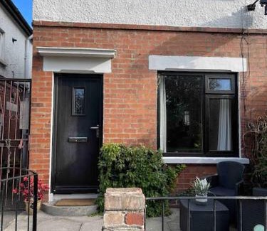 Belfast Casa | Lovely 2 bedroom house overlooking park, Free parking