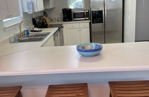 Gulf Breeze Casa | Lovely 2 bedroom on lake between 2 beaches!